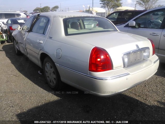 1LNHM82W25Y654882 - 2005 LINCOLN TOWN CAR SIGNATURE LIMITED WHITE photo 3