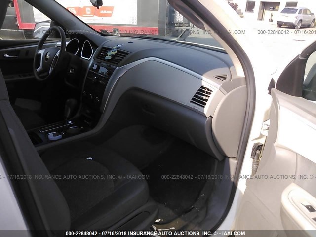 1GNKVEED0BJ173959 - 2011 CHEVROLET TRAVERSE LS WHITE photo 5