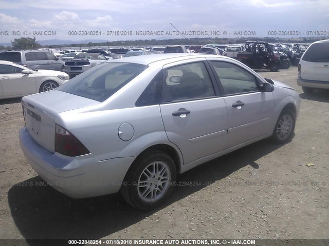 1FAFP34N17W143789 - 2007 FORD FOCUS ZX4/S/SE/SES SILVER photo 4