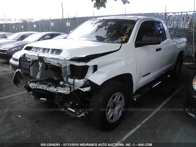 5TFRM5F16FX091705 - 2015 TOYOTA TUNDRA DOUBLE CAB SR/SR5 WHITE photo 2