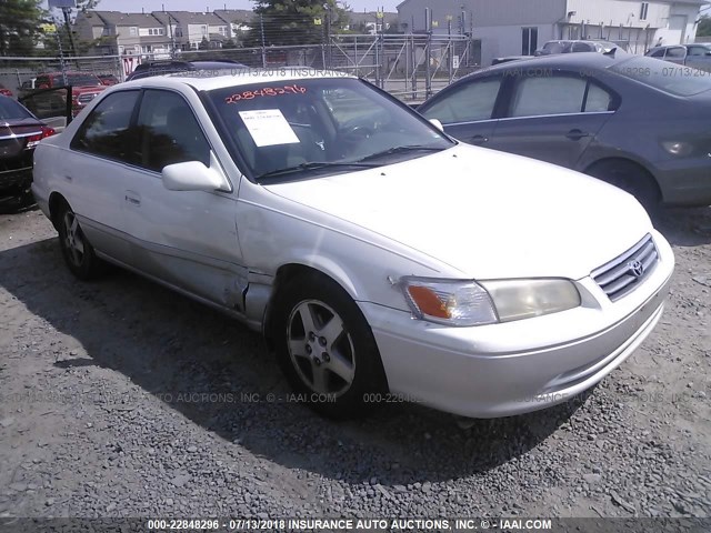 JT2BG22K610578371 - 2001 TOYOTA CAMRY CE/LE/XLE WHITE photo 1