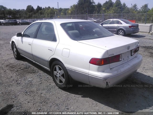 JT2BG22K610578371 - 2001 TOYOTA CAMRY CE/LE/XLE WHITE photo 3