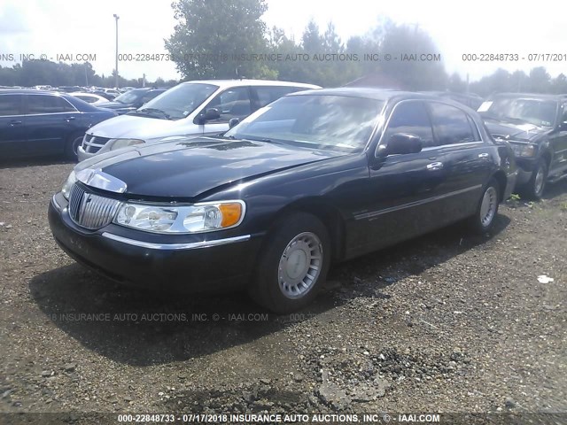 1LNHM82W52Y650160 - 2002 LINCOLN TOWN CAR SIGNATURE BLACK photo 2