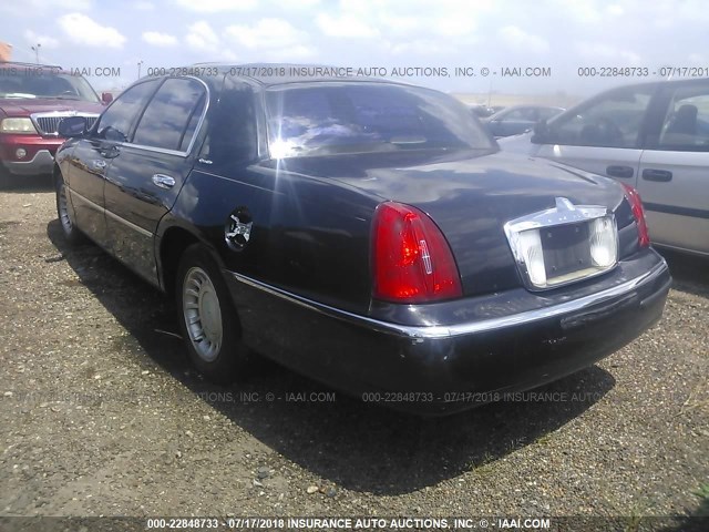 1LNHM82W52Y650160 - 2002 LINCOLN TOWN CAR SIGNATURE BLACK photo 3