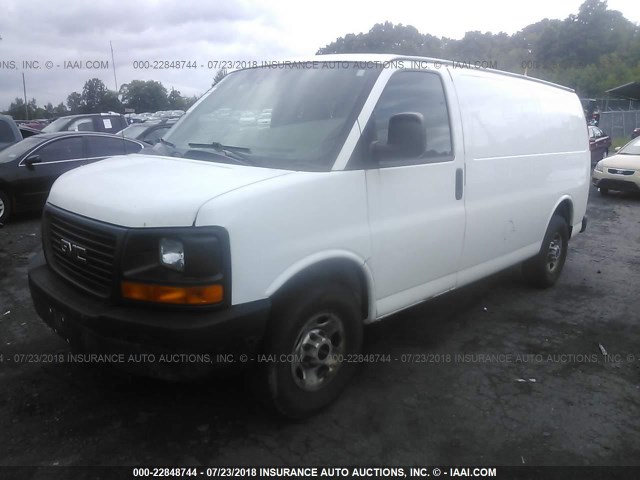 1GTGG25C281191712 - 2008 GMC SAVANA G2500 WHITE photo 2