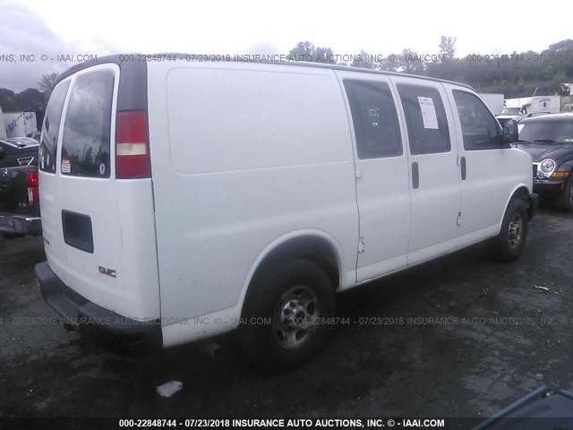 1GTGG25C281191712 - 2008 GMC SAVANA G2500 WHITE photo 4