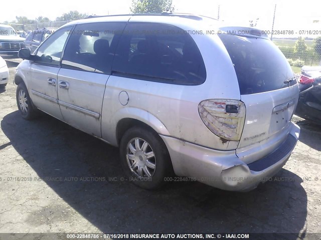 2C4GP54LX5R217869 - 2005 CHRYSLER TOWN & COUNTRY  SILVER photo 3