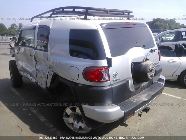 JTEBU11F470071813 - 2007 TOYOTA FJ CRUISER SILVER photo 3