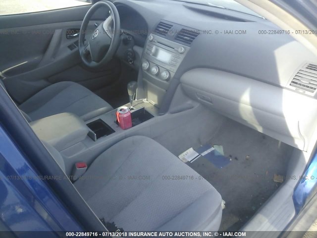 4T4BF3EK4BR112641 - 2011 TOYOTA CAMRY SE/LE/XLE 蓝色 照片 5