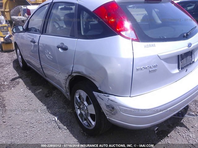 3FAFP37N45R101743 - 2005 FORD FOCUS ZX5 SILVER photo 6