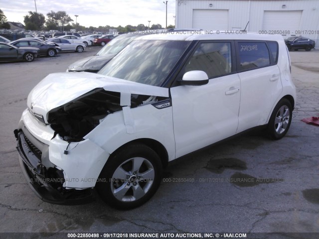 KNDJN2A21H7457551 - 2017 KIA SOUL WHITE photo 2