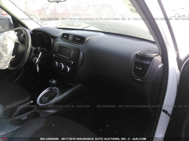 KNDJN2A21H7457551 - 2017 KIA SOUL WHITE photo 5