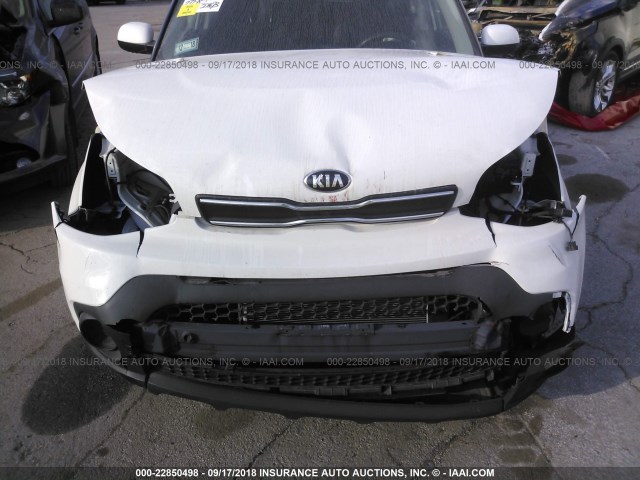 KNDJN2A21H7457551 - 2017 KIA SOUL WHITE photo 6