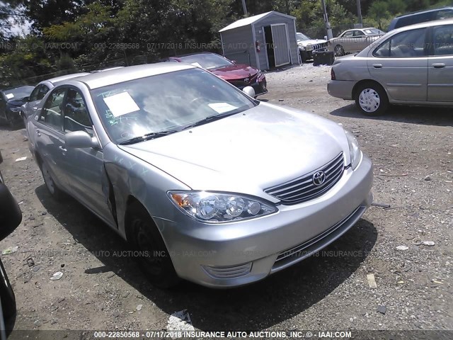 4T1BE32KX5U425442 - 2005 TOYOTA CAMRY LE/XLE/SE 银色 照片 1