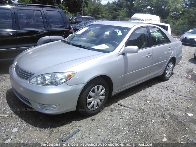 4T1BE32KX5U425442 - 2005 TOYOTA CAMRY LE/XLE/SE 银色 照片 2