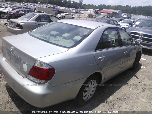 4T1BE32KX5U425442 - 2005 TOYOTA CAMRY LE/XLE/SE 银色 照片 4