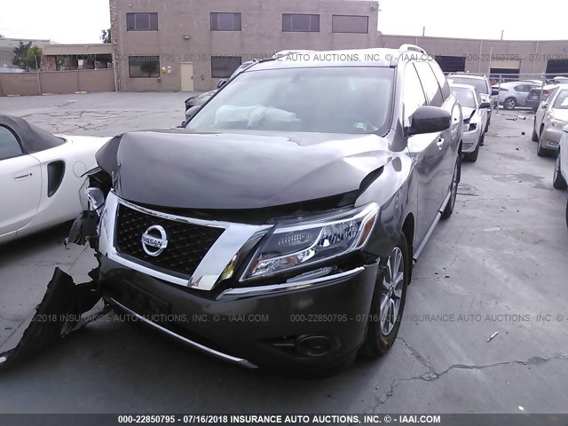 5N1AR2MN6GC652427 - 2016 NISSAN PATHFINDER S/SV/SL/PLATINUM GRAY photo 2