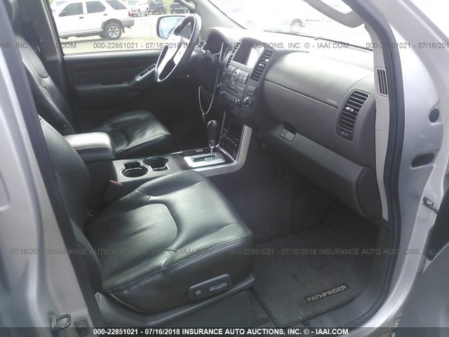 5N1BR18B98C631457 - 2008 NISSAN PATHFINDER LE/SE SILVER photo 5