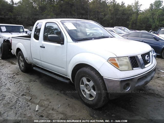 1N6AD06U45C452698 - 2005 NISSAN FRONTIER KING CAB LE/SE/OFF ROAD WHITE photo 1