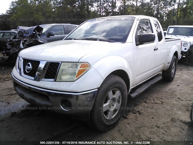 1N6AD06U45C452698 - 2005 NISSAN FRONTIER KING CAB LE/SE/OFF ROAD WHITE photo 2