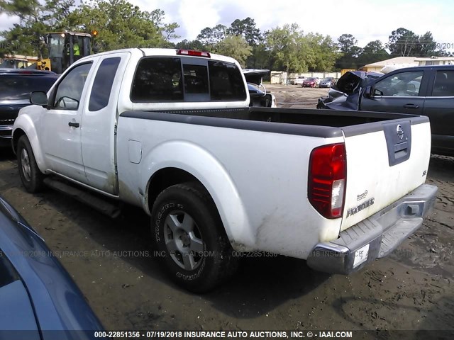 1N6AD06U45C452698 - 2005 NISSAN FRONTIER KING CAB LE/SE/OFF ROAD WHITE photo 3