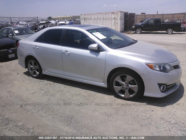 4T1BF1FK4EU744539 - 2014 TOYOTA CAMRY L/SE/LE/XLE 银色 照片 1