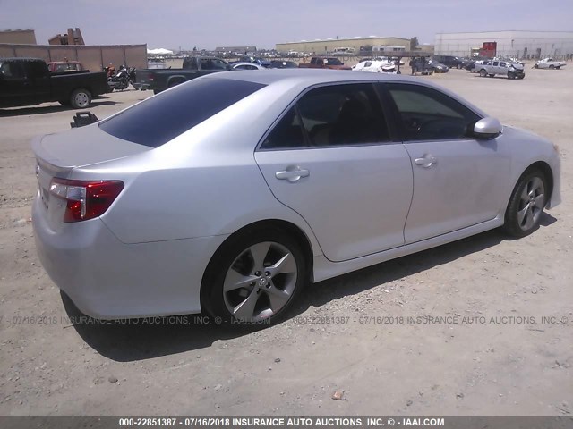 4T1BF1FK4EU744539 - 2014 TOYOTA CAMRY L/SE/LE/XLE 银色 照片 4