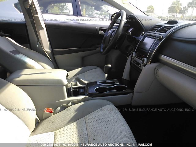 4T4BF1FK8CR233435 - 2012 TOYOTA CAMRY SE/LE/XLE 灰色 照片 5