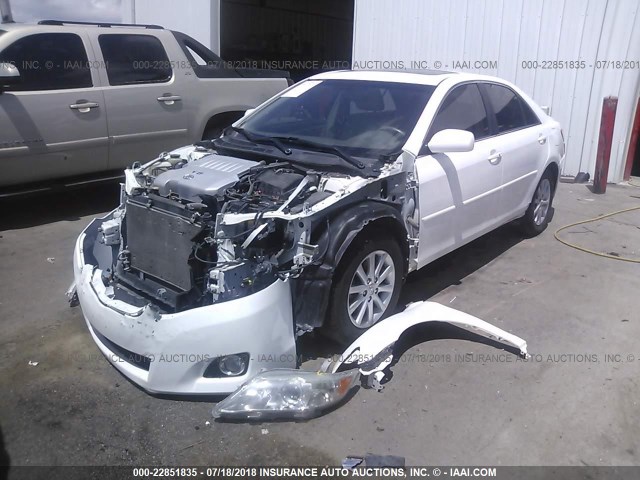 4T1BK3EKXBU611112 - 2011 TOYOTA CAMRY SE/LE/XLE თეთრი ფოტო 2