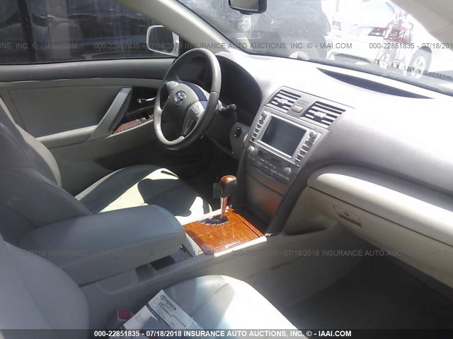 4T1BK3EKXBU611112 - 2011 TOYOTA CAMRY SE/LE/XLE თეთრი ფოტო 5