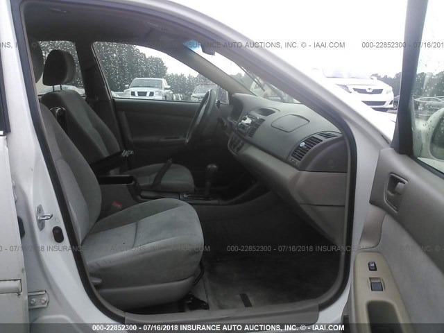 4T1BE32K04U292950 - 2004 TOYOTA CAMRY LE/XLE/SE თეთრი ფოტო 5