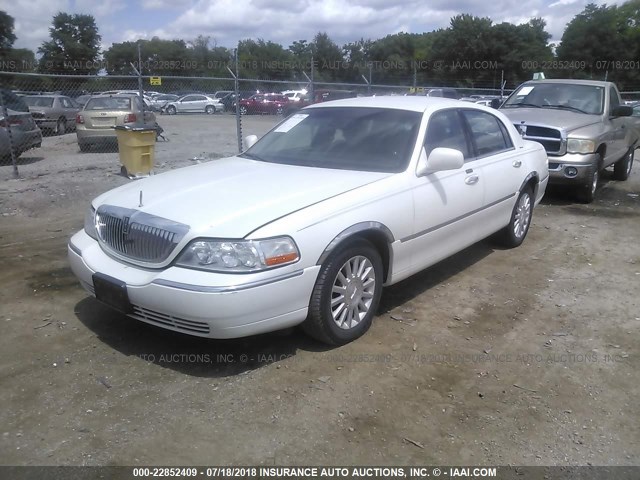 1LNHM82W83Y640952 - 2003 LINCOLN TOWN CAR SIGNATURE WHITE photo 2