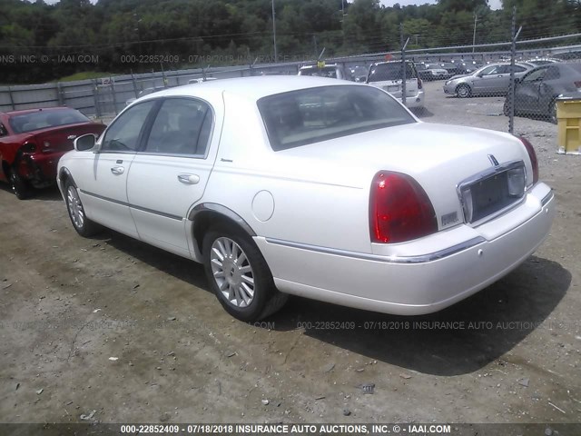 1LNHM82W83Y640952 - 2003 LINCOLN TOWN CAR SIGNATURE WHITE photo 3