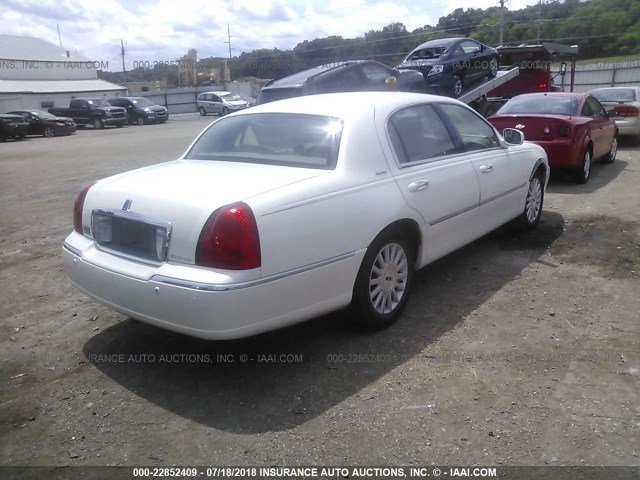 1LNHM82W83Y640952 - 2003 LINCOLN TOWN CAR SIGNATURE WHITE photo 4