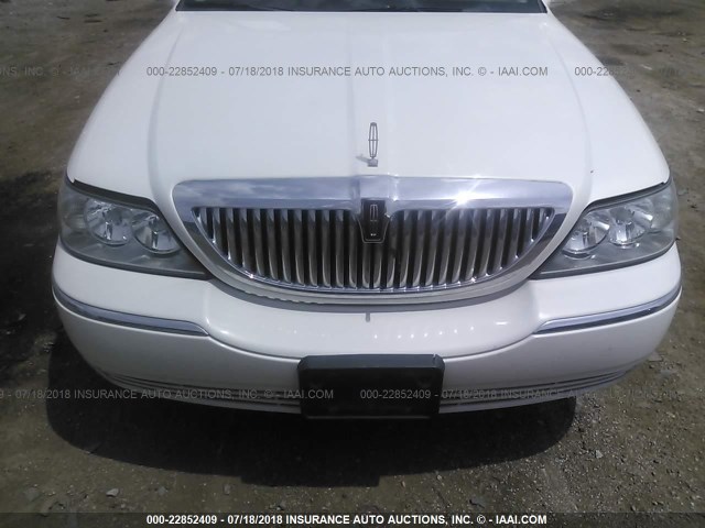 1LNHM82W83Y640952 - 2003 LINCOLN TOWN CAR SIGNATURE WHITE photo 6