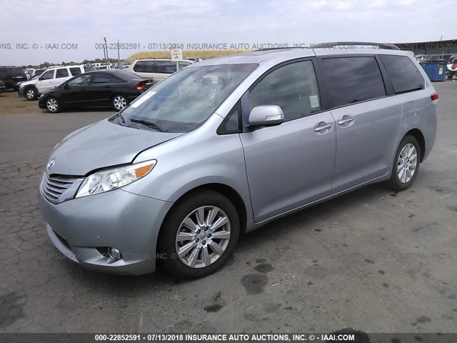 5TDDK3DC7ES091001 - 2014 TOYOTA SIENNA XLE/LIMITED SILVER photo 2