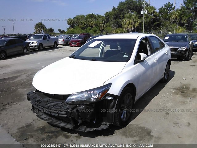 4T1BF1FK5HU337706 - 2017 TOYOTA CAMRY LE/XLE/SE/XSE WHITE photo 2