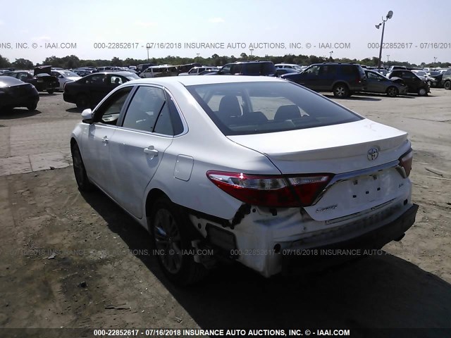 4T1BF1FK5HU337706 - 2017 TOYOTA CAMRY LE/XLE/SE/XSE WHITE photo 3