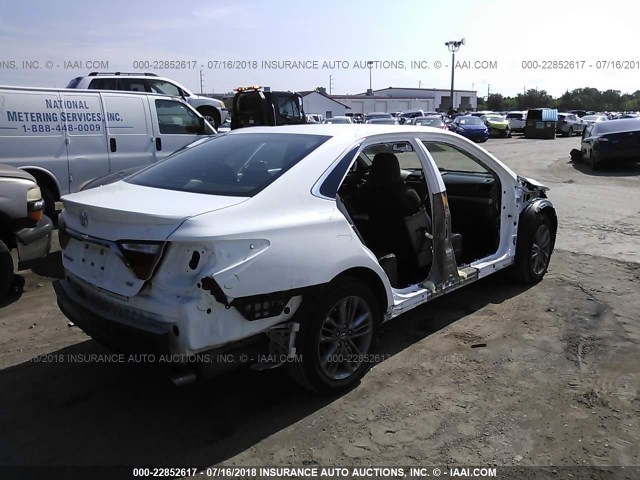 4T1BF1FK5HU337706 - 2017 TOYOTA CAMRY LE/XLE/SE/XSE WHITE photo 4