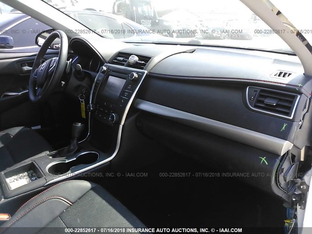 4T1BF1FK5HU337706 - 2017 TOYOTA CAMRY LE/XLE/SE/XSE WHITE photo 5