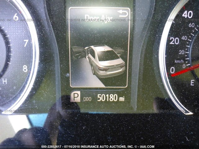 4T1BF1FK5HU337706 - 2017 TOYOTA CAMRY LE/XLE/SE/XSE WHITE photo 7