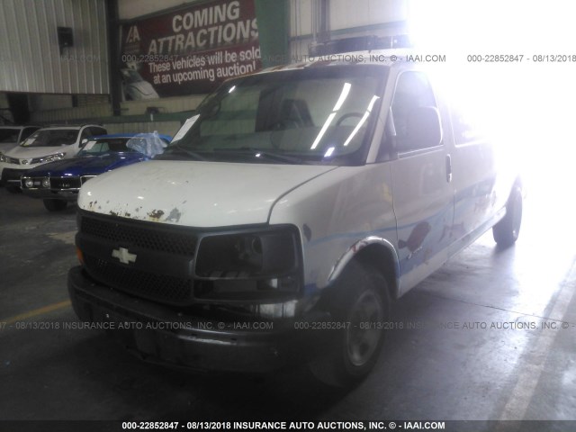 1GCGG29U951157586 - 2005 CHEVROLET EXPRESS G2500  WHITE photo 2