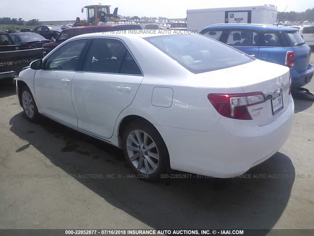 4T4BF1FK7CR271657 - 2012 TOYOTA CAMRY SE/LE/XLE WHITE photo 3