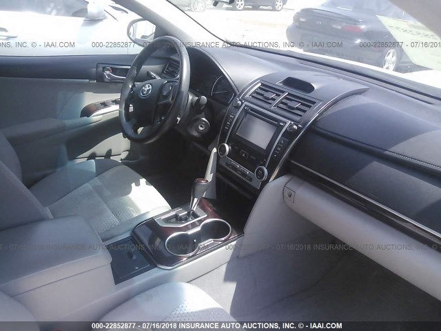 4T4BF1FK7CR271657 - 2012 TOYOTA CAMRY SE/LE/XLE WHITE photo 5