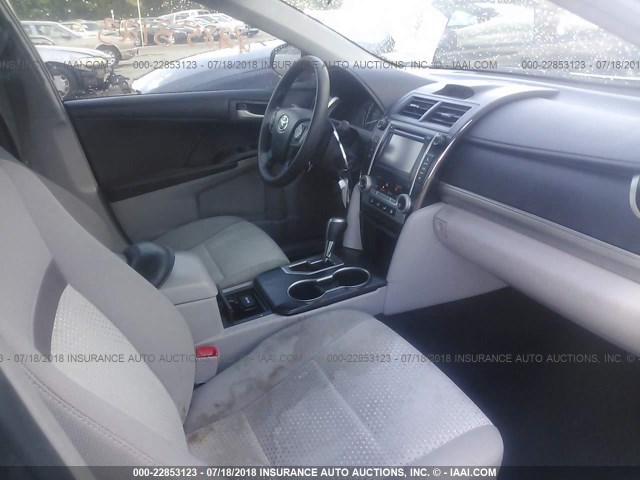 4T4BF1FK2CR270223 - 2012 TOYOTA CAMRY SE/LE/XLE BLUE photo 5