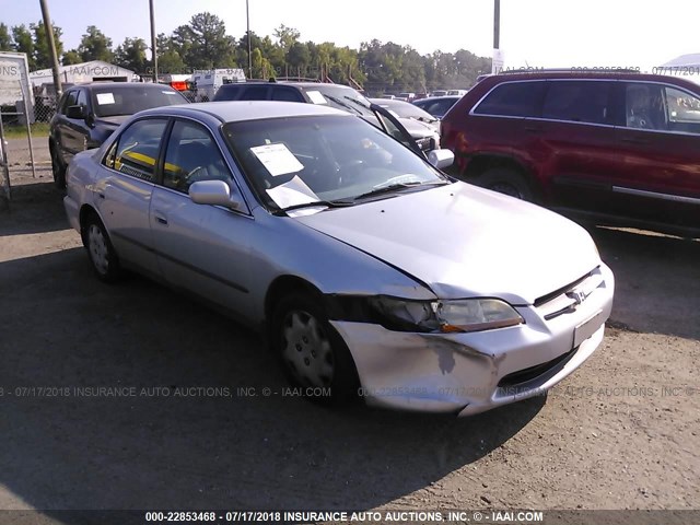 1HGCG5648WA060046 - 1998 HONDA ACCORD LX SILVER photo 1