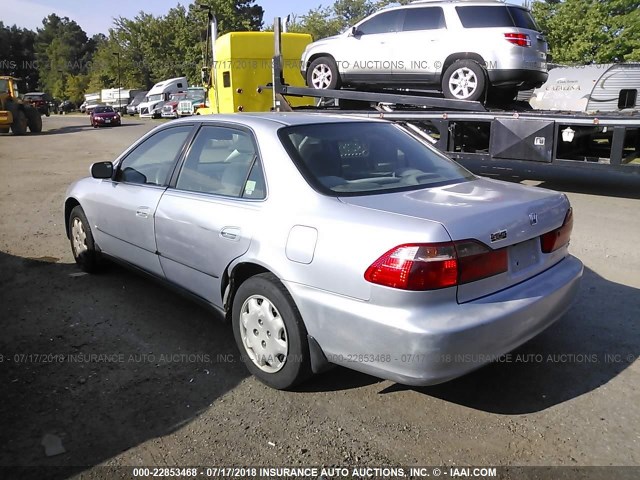 1HGCG5648WA060046 - 1998 HONDA ACCORD LX SILVER photo 3