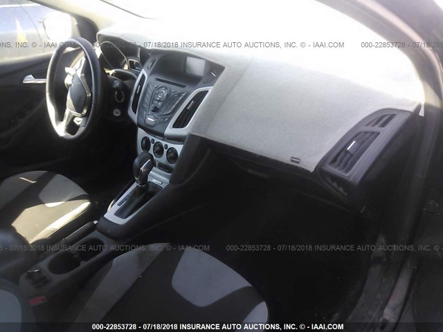 1FADP3F25EL349870 - 2014 FORD FOCUS SE BLACK photo 5