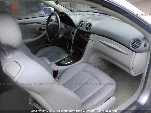 WDBTJ75J54F116655 - 2004 MERCEDES-BENZ CLK 500 SILVER photo 5