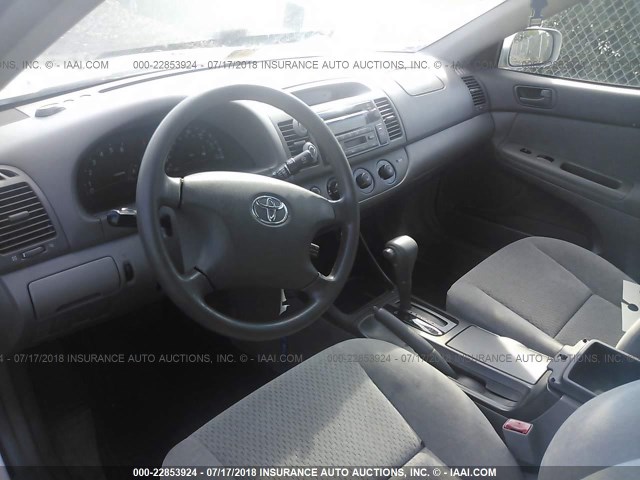 4T1BF32KX2U526358 - 2002 TOYOTA CAMRY LE/XLE/SE 银色 照片 5